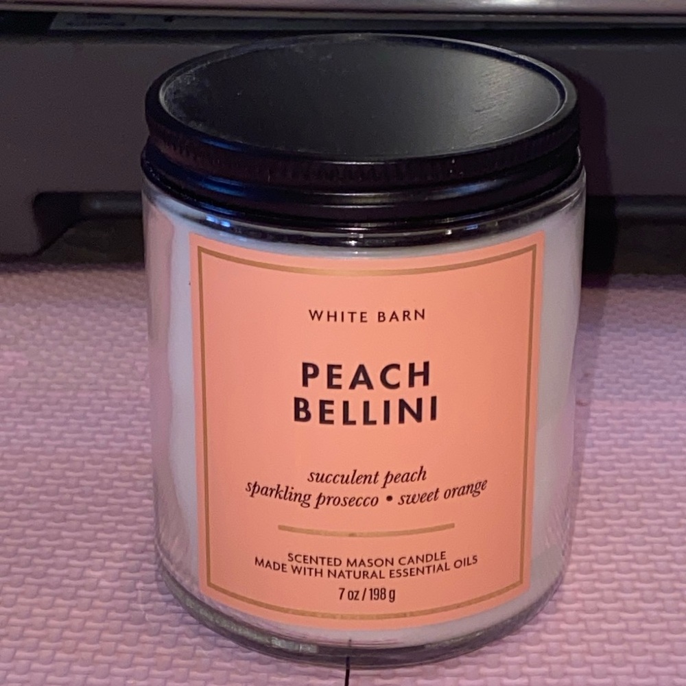 PEACH 🍑 BELLINI SINGLE WICK CANDLE. SMELLS YUMMYYYY! 😋